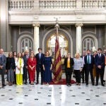 Los concejales del Ayuntamiento de Valencia junto a la Reial Senyera