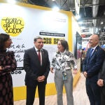 González Corral conversa con el ministro Luis Planas en presencia de Jorge Llorente, entre otros, en el expositor de Tierra de Sabor en la Feria Fruit Atraction