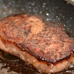 ¿Cómo evito que la carne eche agua al cocinarla en la sartén? 