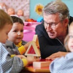 El presidente del Partido Popular, Alberto Núñez Feijóo durante su visita a la escuela infantil La Casa de Mamá, a 8 de octubre de 2024, en Guadalajara, Castilla-La Mancha (España). 