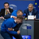 Agentes de seguridad detienen a un hombre que interrumpió la rueda de prensa de Viktor Orban en Estrasburgo