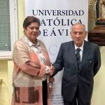 La rectora de la UCAV, María del Rosario Sáez Yuguero, suscribe el acuerco con el de la Universidad Jaime Bausate y Meza de Perú, Roberto Mejía