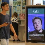 Una pantalla muestra a Elon Musk en un centro comercial de Brasilia