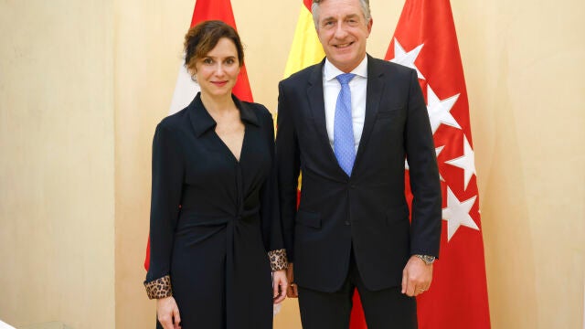 Ayuso con vestido de Lola Casademunt.
