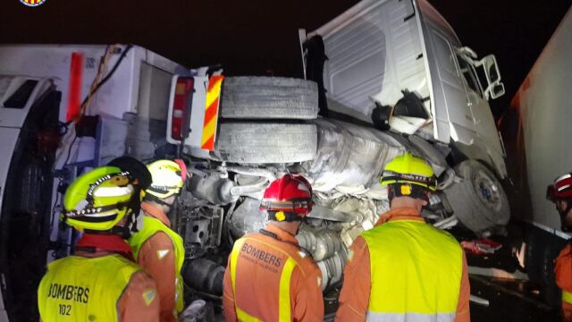 Cortada la A7 en Sagunto por el choque esta madrugada de cuatro camiones