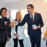 Suárez-Quiñonez hace entrega de una de las viviendas en Soria