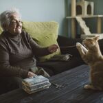 Una mujer juega con su gato