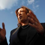 La candidata demócrata, Kamala Harris, atiende a los periodistas antes de subirse al Air Force Two