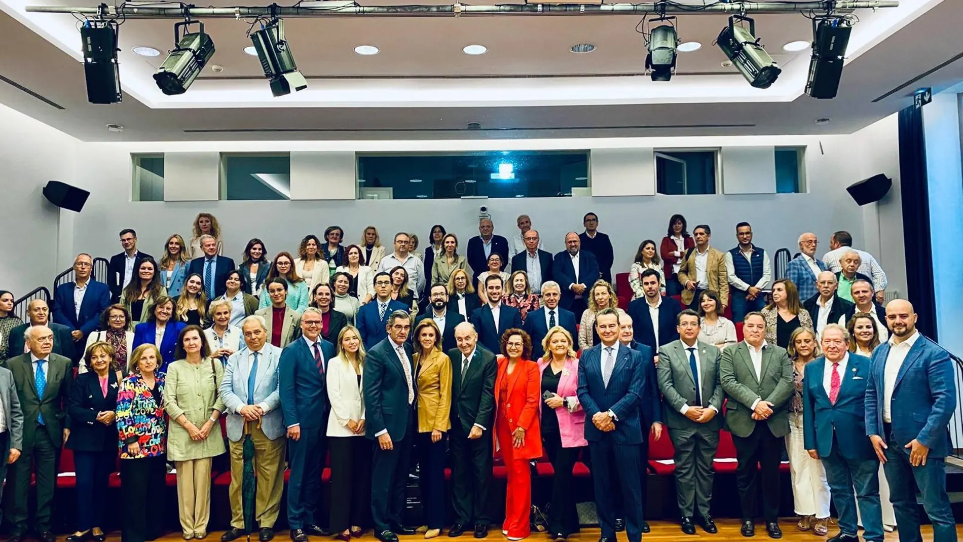 Miguel Roca, acompañado por los María Dolores de Cospedal y los participantes en el curso de Talento y Liderazgo que se celebra en el Instituto Goethe de Madrid