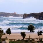 El interior de Cantabria estará mañana en aviso naranja por viento de hasta 110 km/h y el litoral por galerna