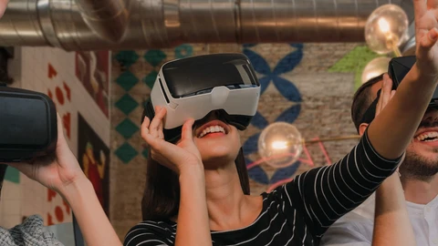Las visitas guiadas permiten redescubrir la cerveza Cruzcampo desde la novedosa mirada de la realidad virtual