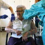 La campaña de vacunación arrancó ayer en el grupo de personas mayores y usuarios de residencias 