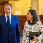 González Corral junto con el alcalde Carlos García Carbayo