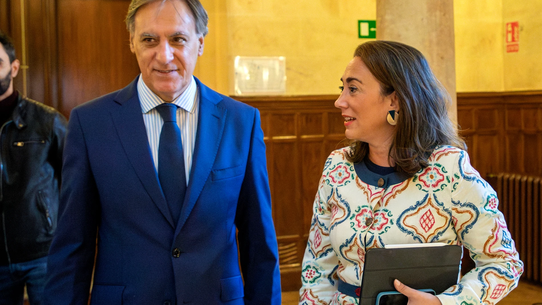 González Corral junto con el alcalde Carlos García Carbayo