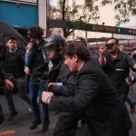 El yutubero libertario Fran Fijap (c) es agredido durante manifestaciones en las inmediaciones del congreso de la Nación este miércoles, en Buenos Aires (Argentina). Gremios docentes argentinos anunciaron este miércoles una huelga para mañana tras mantenerse hoy en el Congreso el veto del presidente, Javier Milei, a la ley de financiación de la educación universitaria