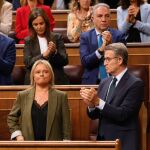 El líder del PP, Alberto Núñez Feijóo, Cuca Gamarra y toda la bancada del PP aplaude a Mari Mar Blanco en el Congreso.