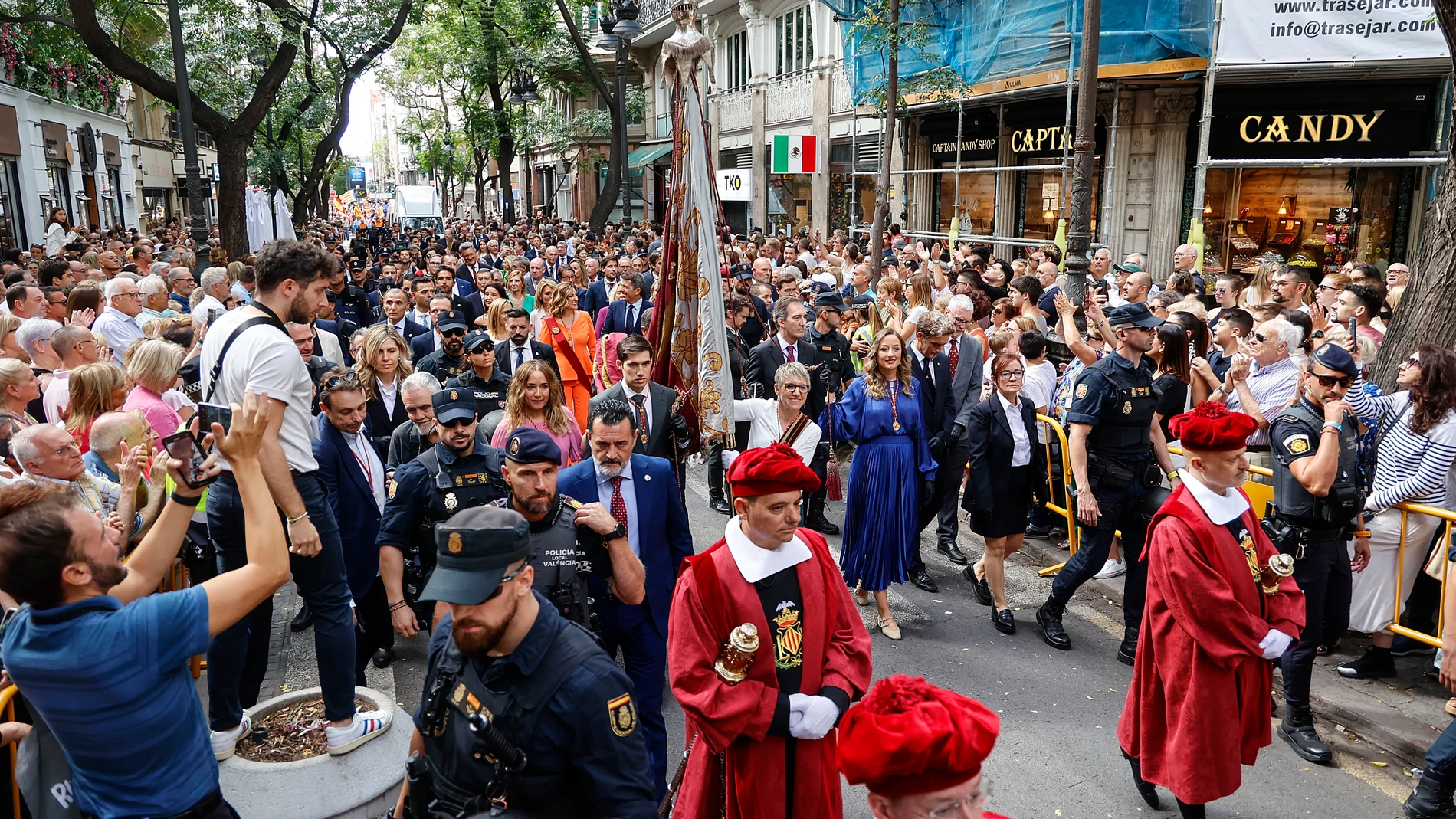 La concejal del Ayuntamiento de Valencia por Compromís, Papi Robles, porta la Real Snyera durante los actos por la festividad del 9 d’ Octubre, Día de la Comunitat Valenciana, a 9 de octubre de 2024, en Valencia, Comunidad Valenciana (España). Valencia se prepara para disfrutar de una jornada llena de actos que comienzan con la recepción de la corporación, autoridades e invitados, que acompañarán la salida de la Real Senyera, y continúa con la ofrenda ante la estatua del rey Jaume I en el Pa...