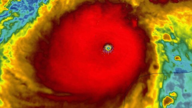 La mancha roja señala inundaciones extremas. En el centro, el ojo calmo del huracán