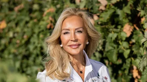 Carmen Lomana con su look de vendimia.