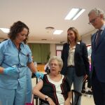 El consejero de Salud, Juan José Pedreño, y la consejera de Política Social, Conchita Ruiz, visitaron hoy la residencia de personas mayores San Basilio, en Murcia. 