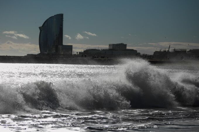 El Ayuntamiento de Barcelona cierra parques y jardines por el episodio de viento