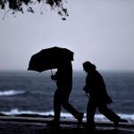  Dos personas caminan por el paseo marítimo de A Coruña