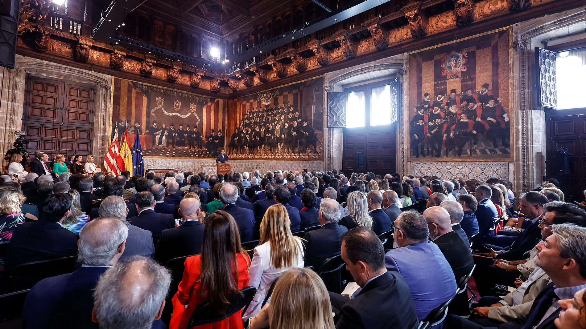 El president de la Generalitat, Carlos Mazón, durante el acto institucional por la festividad del 9 d’ Octubre, Día de la Comunitat Valenciana, en el Palau de la Generalitat, a 9 de octubre de 2024, en Valencia, Comunidad Valenciana (España). Durante el acto, el president de la Generalitat, hace entrega, en nombre del gobierno valenciano, de los reconocimientos de la Generalitat a personalidades y colectivos que han sobresalido en sus distintos ámbitos en este último año o que presentan una t...