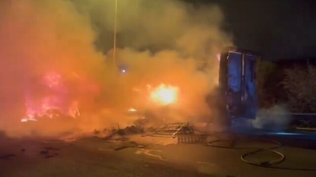 Camión incendiado en la autovía Sevilla-Huelva
