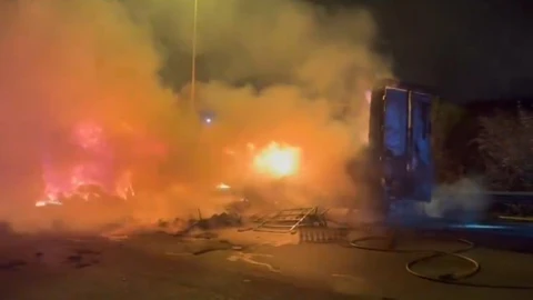 Camión incendiado en la autovía Sevilla-Huelva