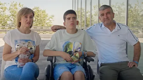 Sergio, de 18 años, es el adolescente de más edad tratado contra este trastorno neurodegenerativo