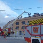 Intervención de los bomberos en una fachada en Toledo debido a las fuertes rachas de viento