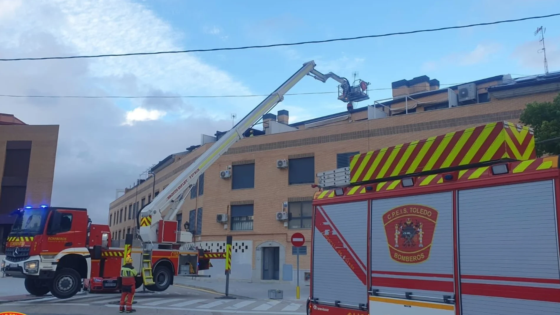 Intervención de los bomberos en una fachada en Toledo debido a las fuertes rachas de viento