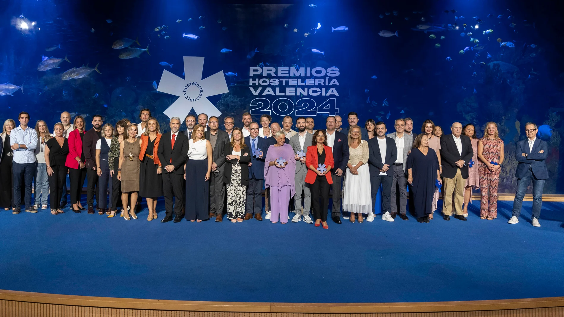 Foto grupal de todos los premiados