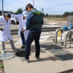 Técnicos de Medio Ambiente del Ayuntamiento de Valladolid y Guardia Civil investigan el vertido ilegal