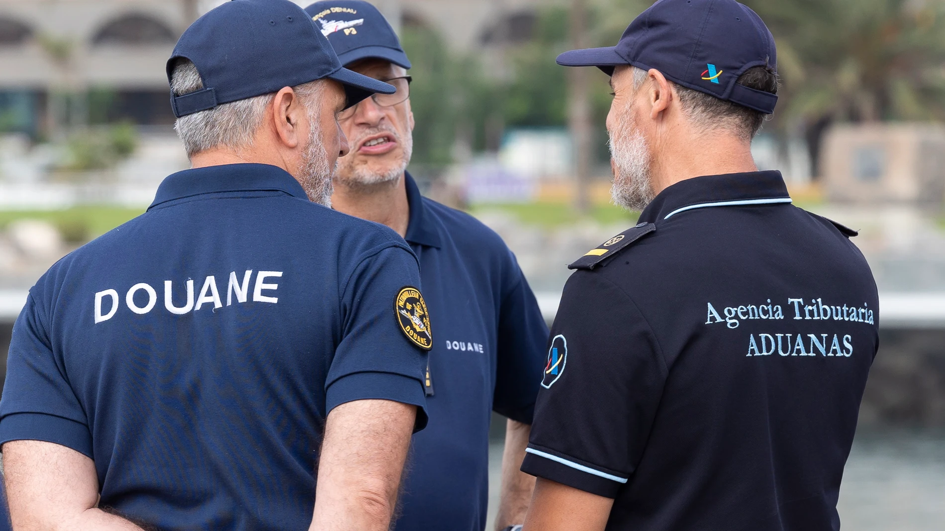 GRAFCAN5236. LAS PALMAS DE GRAN CANARIA (ESPAÑA), 10/10/2024.- Los servicios de Aduanas de Francia y España han culminado su mayor operación antidroga conjunta hasta la fecha con tres barcos interceptados en el Atlántico y el Mediterráneo, en los que se han incautado de cuatro toneladas de cocaína y cinco de hachís y han detenido a un total de 18 personas. En la imagen, dos funcionarios del servicio aduanero francés conversan con un colega español en presentación de los resultados de la opera...
