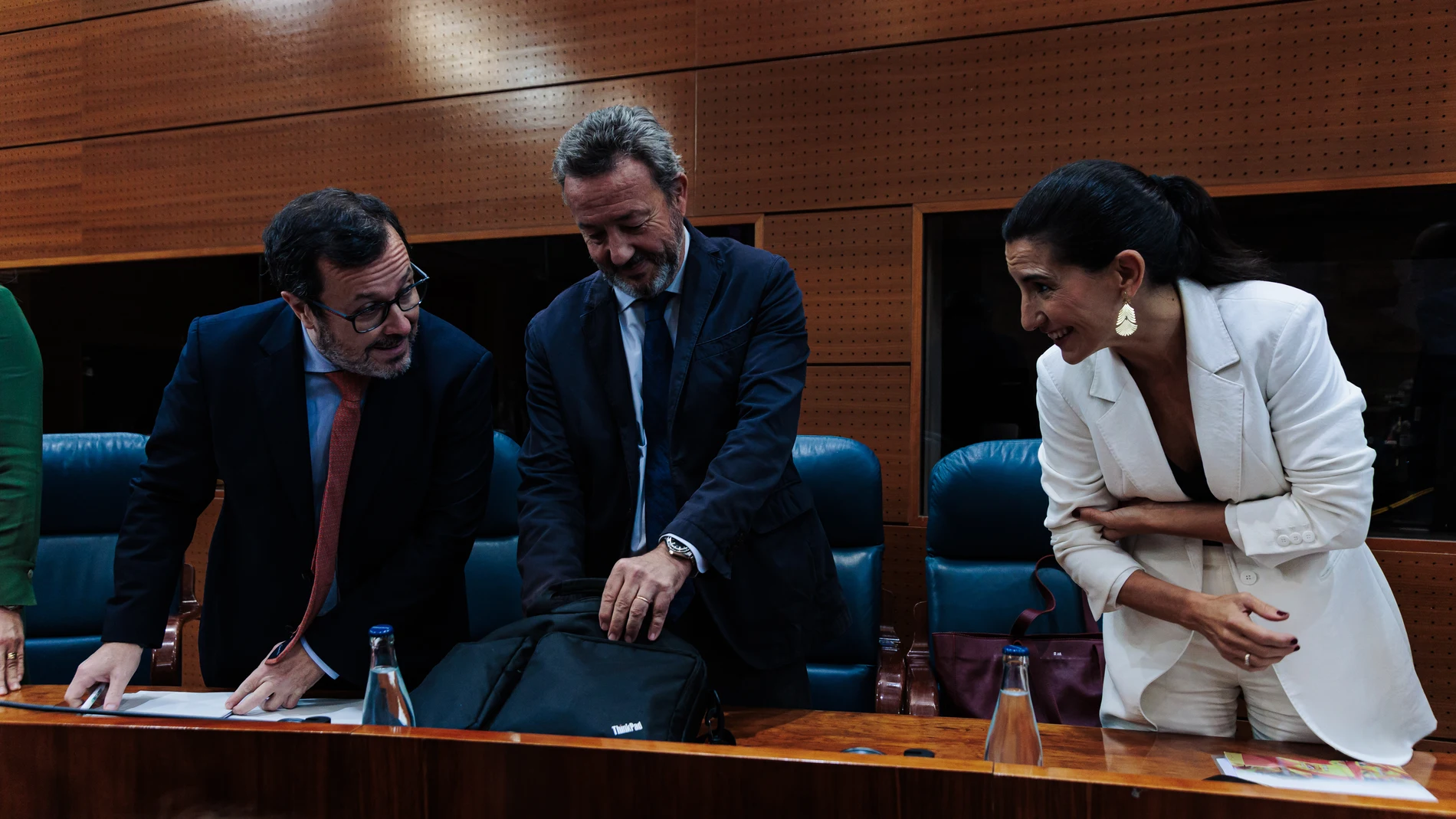 El futuro presidente de VOX Madrid, José Antonio Fúster (1i) y la portavoz de VOX Madrid en la Asamblea, Rocío Monasterio, durante un pleno en la Asamblea de Madrid, a 10 de octubre de 2024, en Madrid (España). La vivienda y la financiación autonómica son dos de los temas principales del Pleno de la Asamblea de Madrid de hoy, que tendrá como telón de fondo el anuncio del PP el lunes de que llamará a la mujer del presidente, Begoña Gómez, a la primera sesión de la comisión que busca dilucidar...