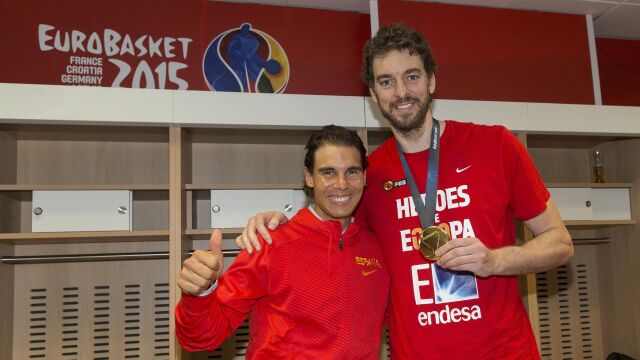 Nadal celebra con Pau la medalla de oro de la selección en el Eurobasket 2015