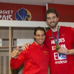Nadal celebra con Pau la medalla de oro de la selección en el Eurobasket 2015