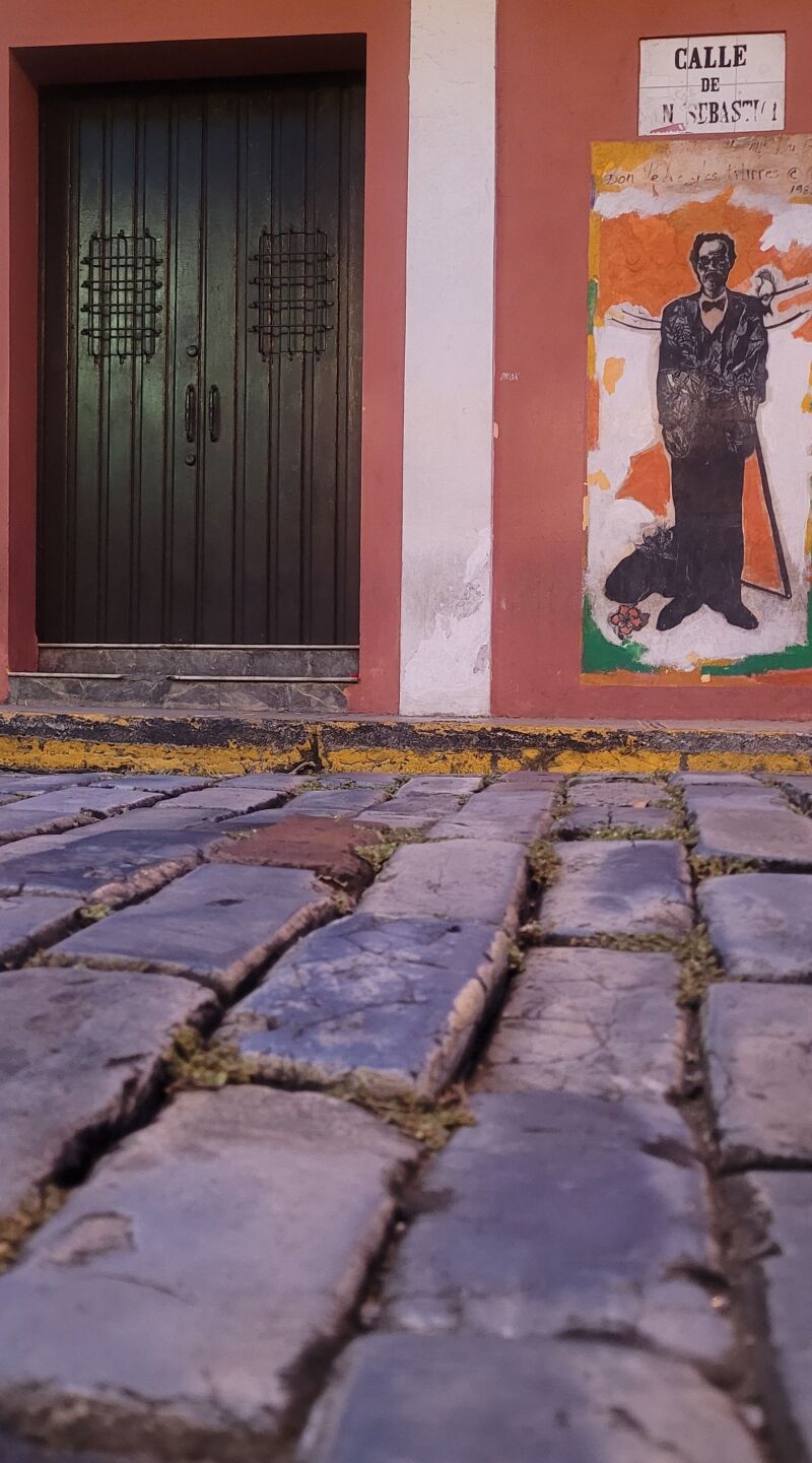 Adoquinado de piedra azul en el Viejo San Juan en Puerto Rico