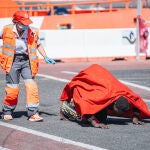 Llegada de una patera al puerto de San Sebastián de la Gomera, a 10 de octubre de 2024, en San Sebastián de la Gomera, Islas Canarias (España). Dos embarcaciones con unos 106 migrantes llegan a Canarias y son trasladados hasta el muelle de La Restinga, en El Hierro, y el puerto de San Sebastián de La Gomera