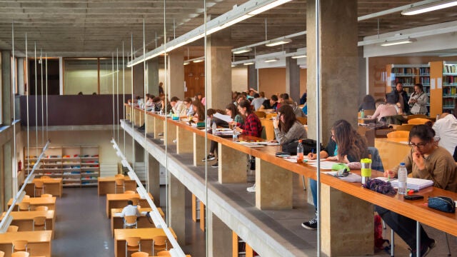 Estudiantes en la Biblioteca de la Universidad de Salamanca
