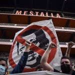 La pareja retenida en Singapur tras protestar contra Peter Lim recupera los pasaportes y regresará "en el primer vuelo"