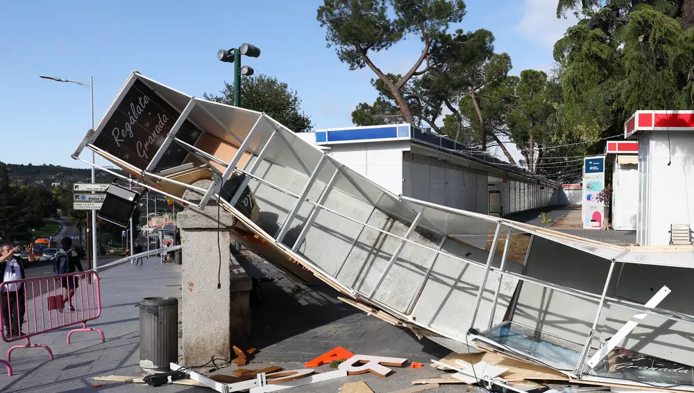 Arco de la Feria de Artesanía de Castilla-La Mancha (FARCAMA) destrozado tras la fuertes rachas de viento