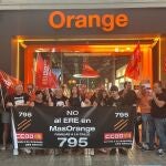 Empleados se concentran en València contra el ERE de MasOrange, que afecta a 795 personas, y piden "mejores condiciones"