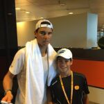 Rafa Nadal posa con un joven Carlos Alcaraz