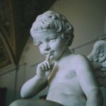 Escultura ángel niño