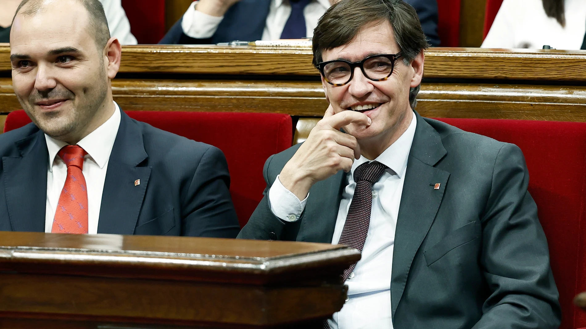 GRAFCAT9243. BARCELONA, 10/10/2024.- El presidente de la Generalitat, Salvador Illa, junto al conseller de Presidencia, Albert Dalmau (i), durante la tercera y última jornada del debate de política general en el Parlamento de Cataluña, en la que el pleno vota las propuestas de resolución presentadas por los grupos parlamentarios. EFE/Andreu Dalmau
