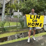 Dani Cuesta en frente del hotel de Peter Lim