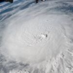 El huracán Milton crece de tamaño y genera los primeros tornados en su camino a Florida