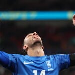 Vangelis Pavlidis celebra un gol con dedicatoria a George Baldock